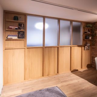 Predelenie miestnosti dubovou priečkou s 8mm kaleným sklom s textúrou. Veľmi príjemný projekt 🙌