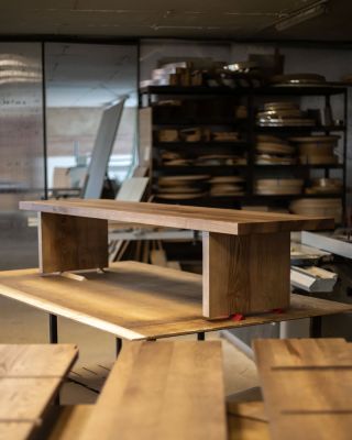 Masívna lavička z masívu. Široká ako letisko a prekvapivo pohodlná.