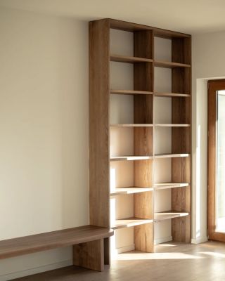 Jednoduchá knižnica s lavičkou 📚 jaseň